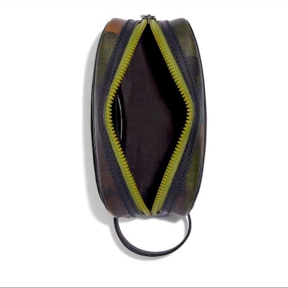 NWT Coach travel kit in Signature Canvas with Como Print and Coach Patch - Picture 2 of 8